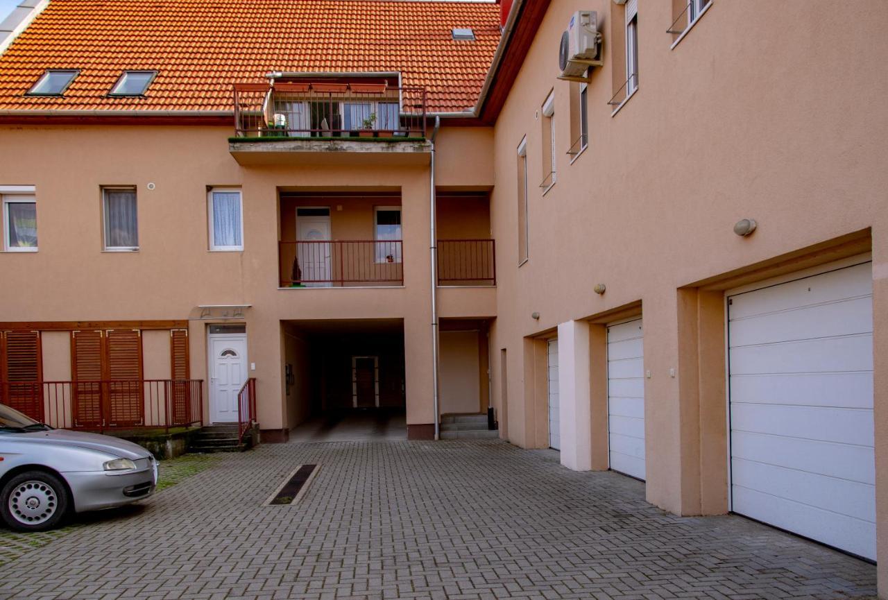 Family Residence Eger Extérieur photo