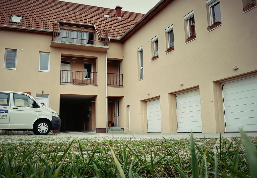 Family Residence Eger Extérieur photo